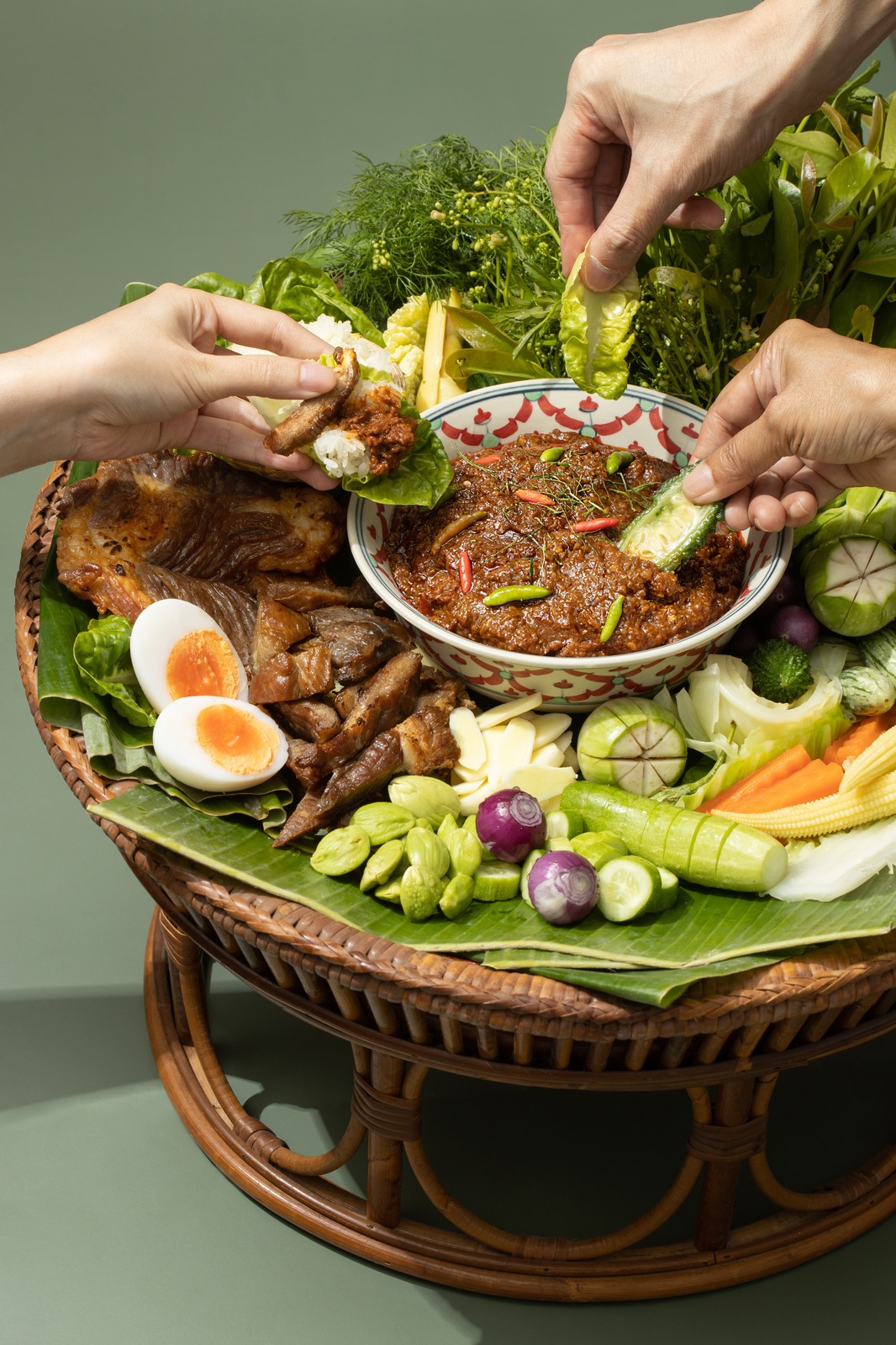 อาหารไทยและผักสดจัดวางบนกระจาด